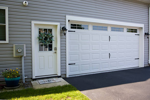 24/7 Emergency Garage Door Panel Replacement experts in Barbourmeade, KY